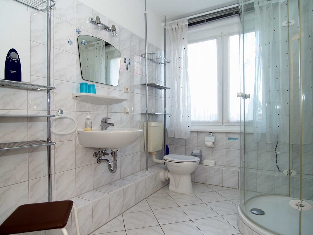 Das Bad mit Dusche und WC