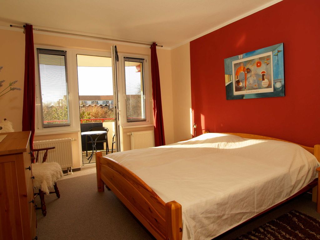 Das Schlafzimmer mit Zugang zum Balkon