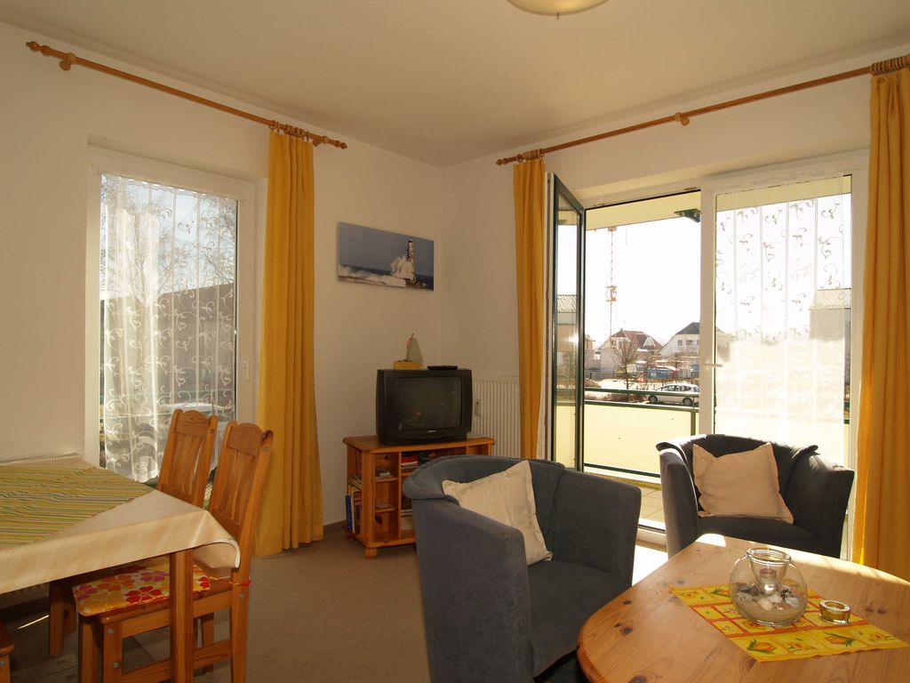 Der Wohnbereich mit Zugang zum Balkon