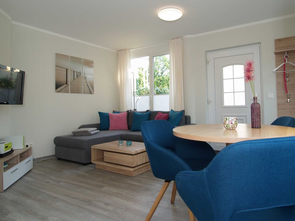 das Wohnzimmer mit gemütlicher Couchgarnitur und Essecke