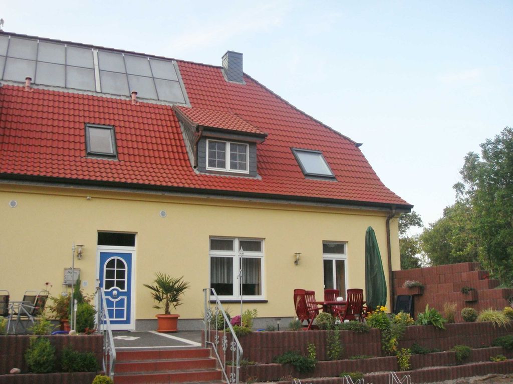 Außenansicht mit möblierter Terrasse