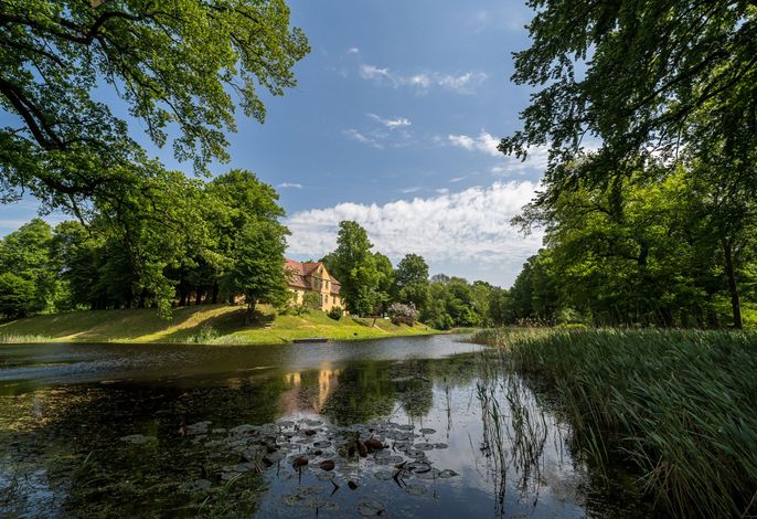 Blick über den Burggraben auf Schloss Lühburg