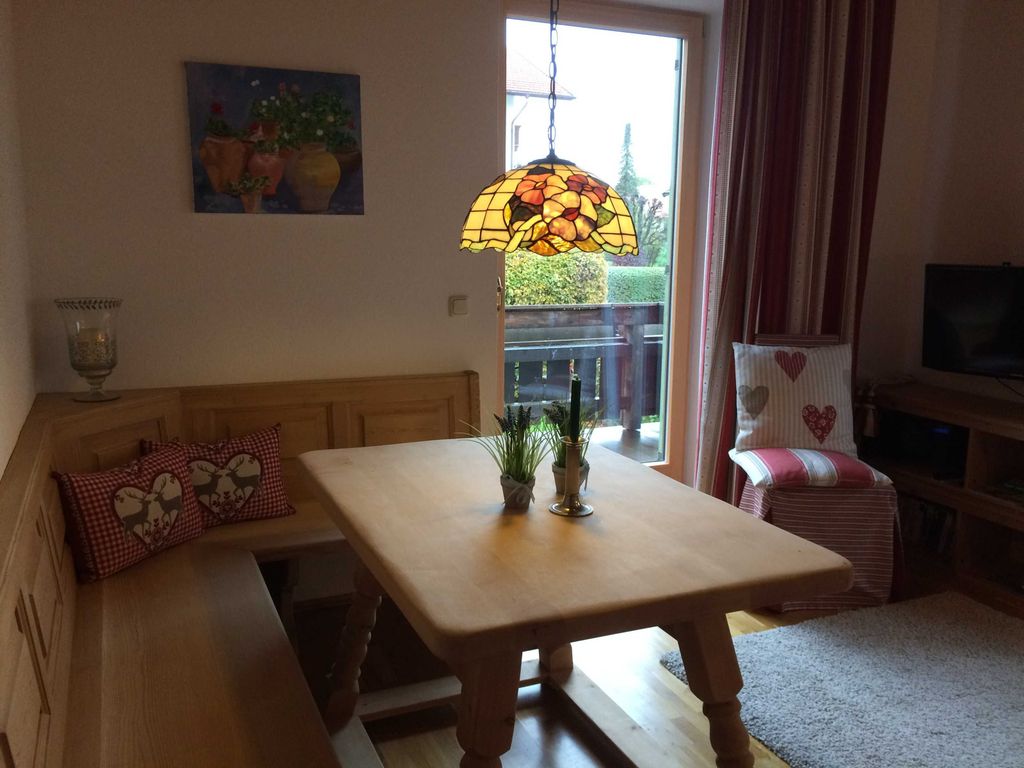 Holzeckbank mit rustikalem Holztisch,###br###Zugang zum Balkon, 22qm