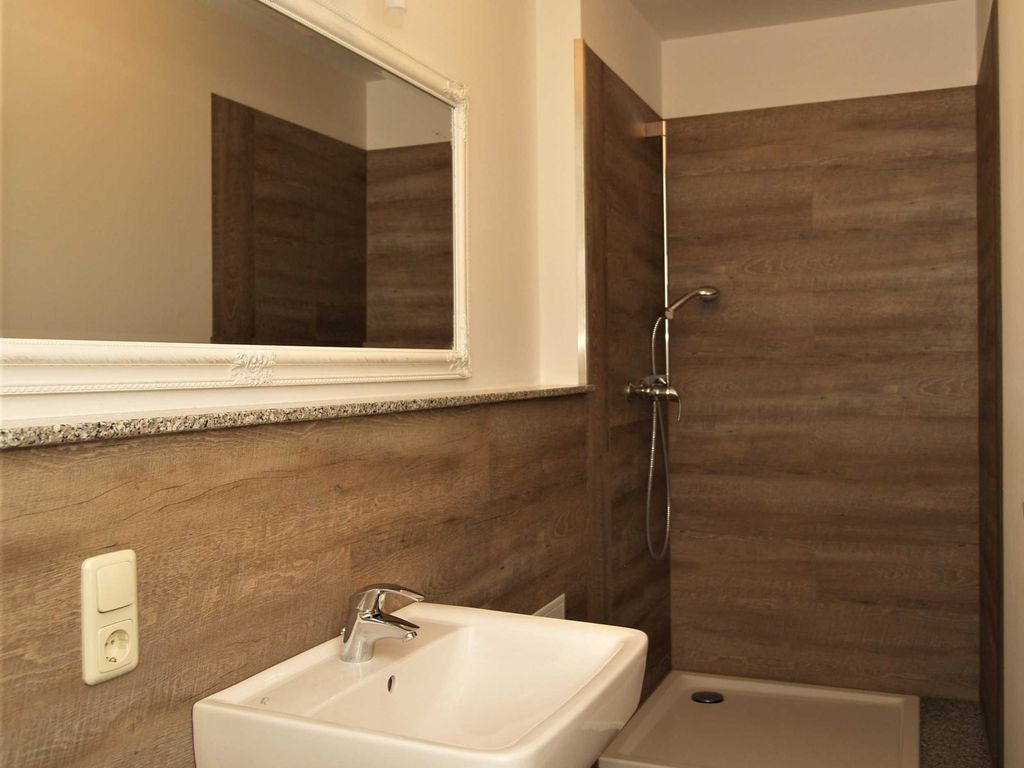 Das moderne Bad mit Dusche und WC