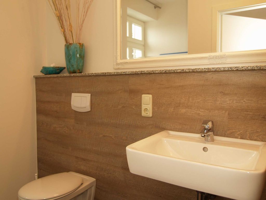 Das moderne Bad mit Dusche und WC