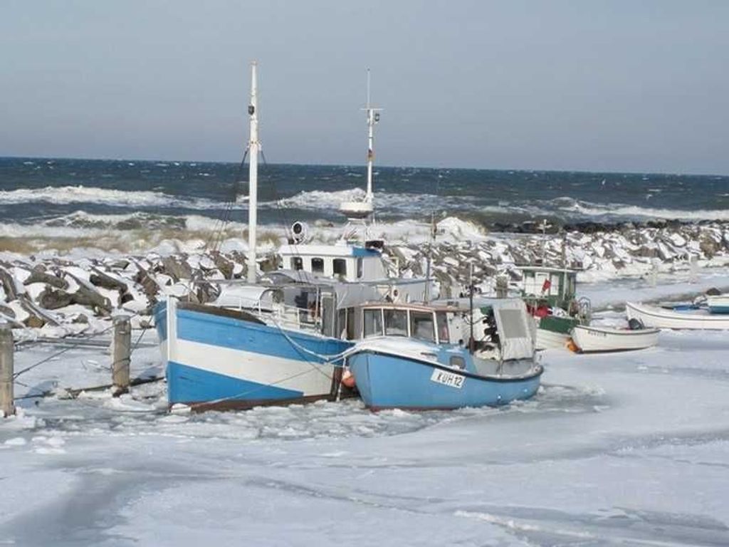 Vor der Strandresidenz-Kühlungsborn*****;###br###Fischerboote im Eispanzer.