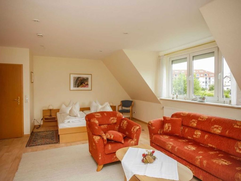 Helles Wohnzimmer mit Blick in den Garten