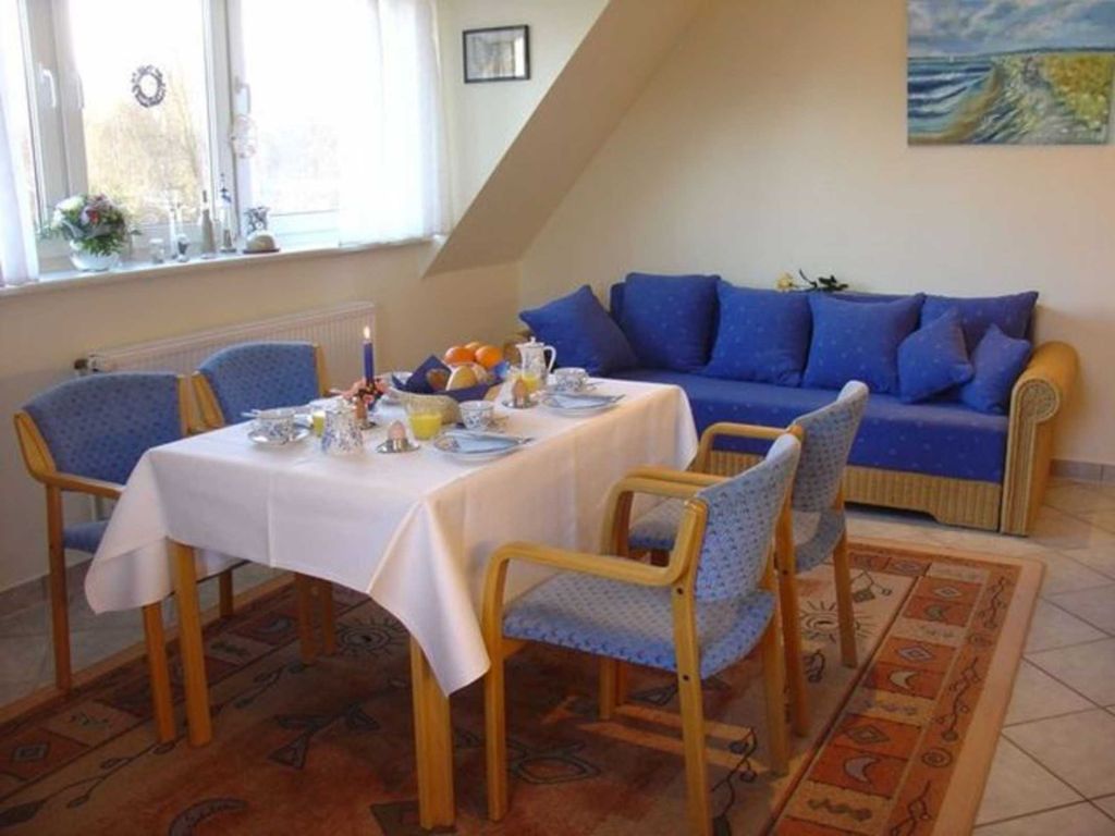 große Wohnküche - im Hintergrund eine Klappcouch als Reservebett