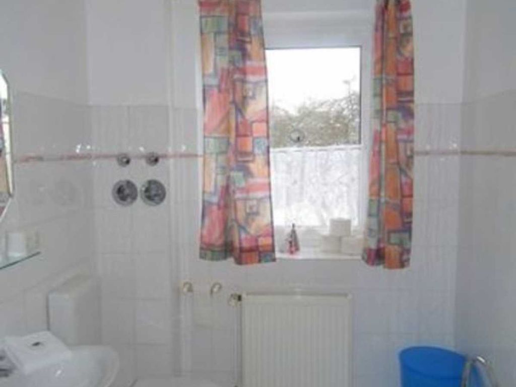 Badezimmer mit Dusche und WC