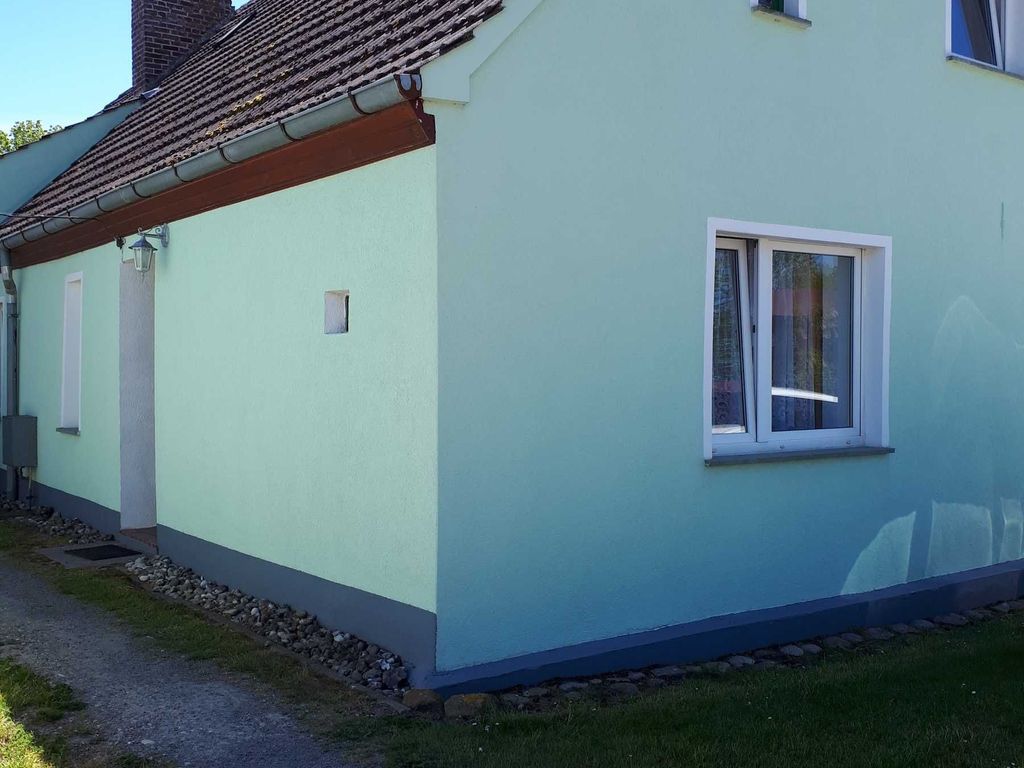 Eingang und Fenster ,sowie Parkplatz vom Zimmer