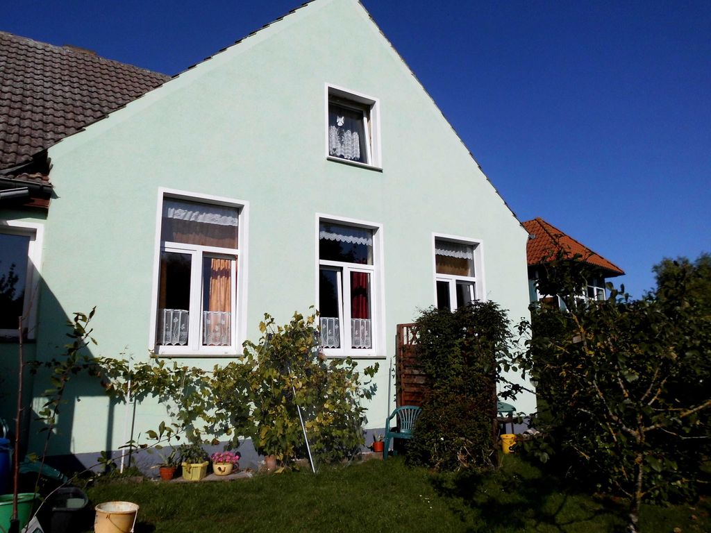 Außenansicht Einfamilienhaus mit Fensterreihe unten Ferienwohnung