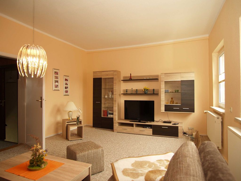 das gemütliche Wohnzimmer mit Flachbild-TV