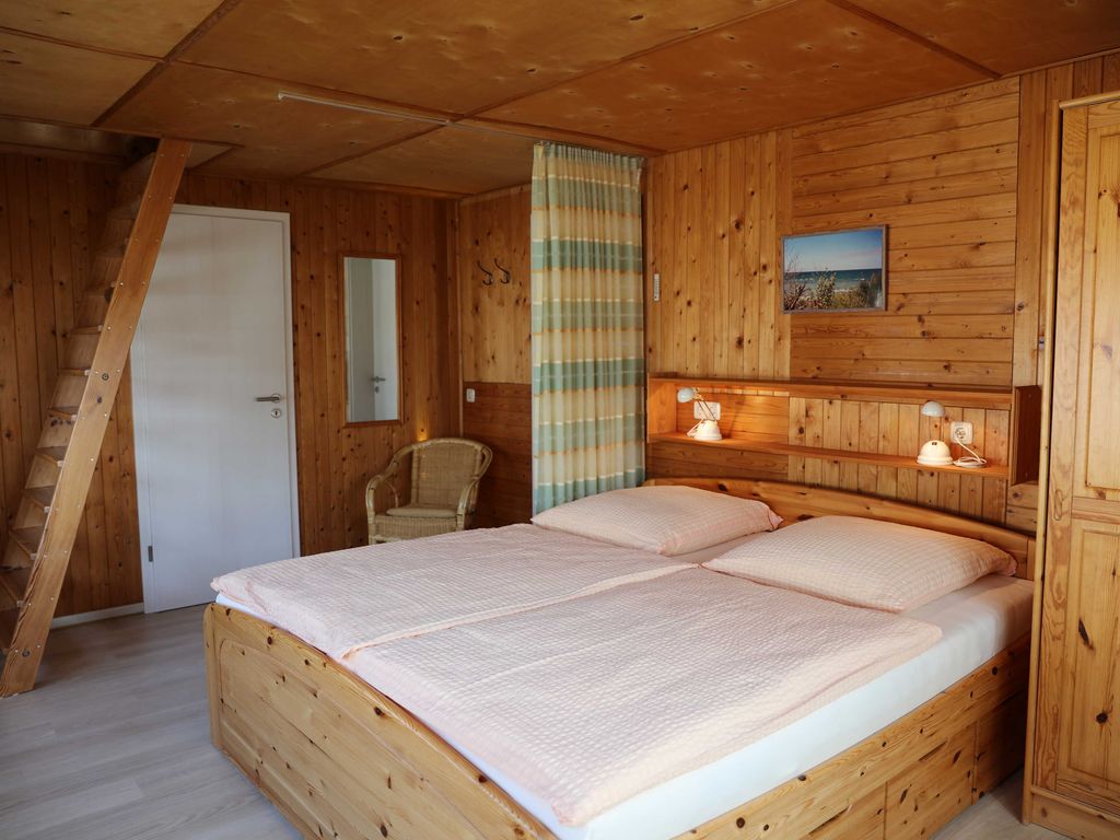 Schlafzimmer mit Treppe