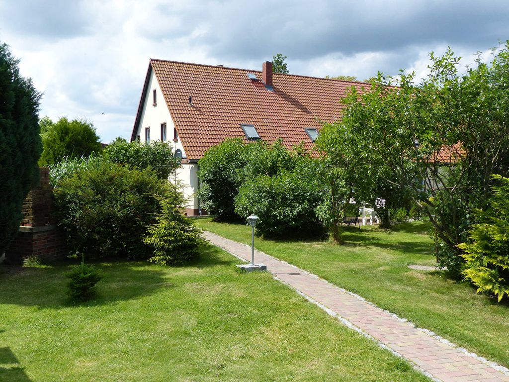 Blick auf den Garten und das Wohnhaus
