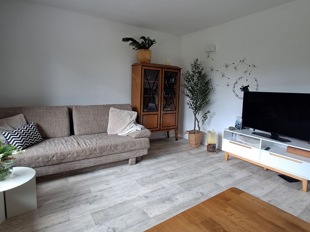 Wohnbereich mit Couch und TV