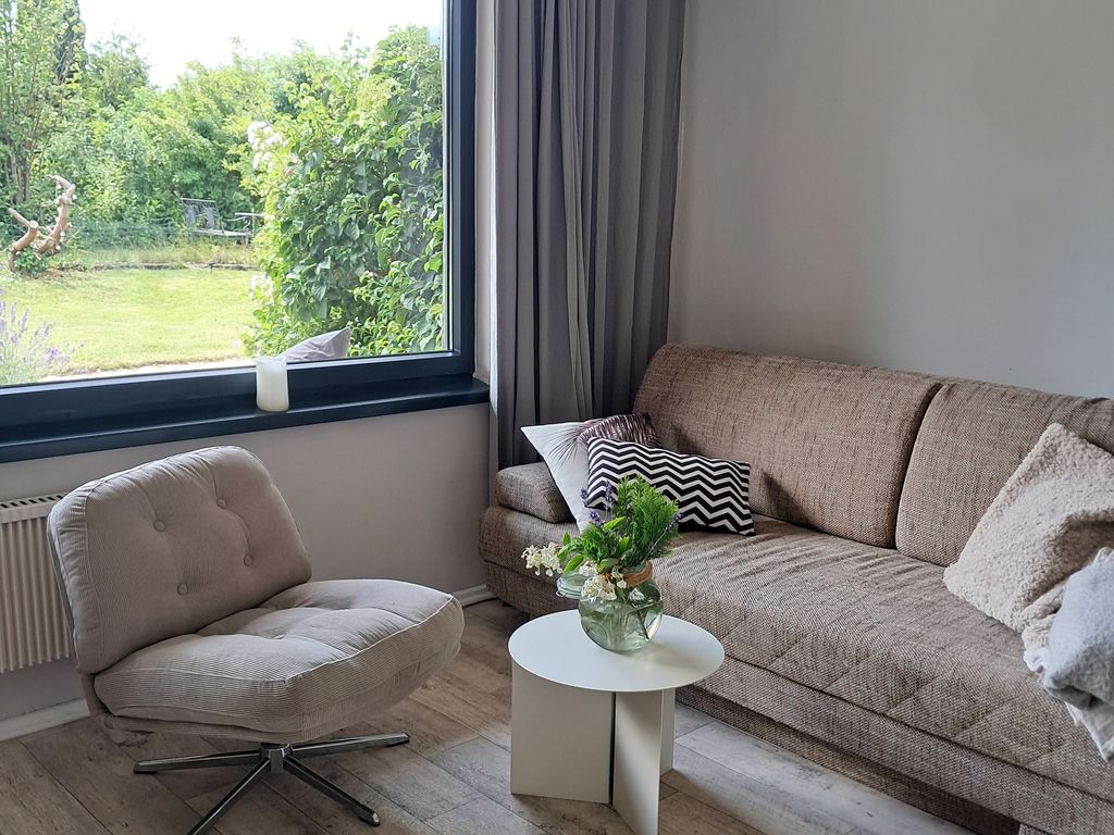 Wohnbereich mit Couch und Sessel
