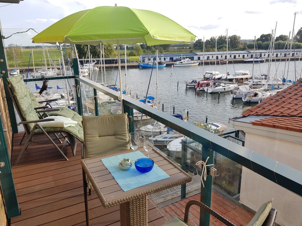 Großzügiger Balkon in Alleinlage - traumhafter Weitblick aufs Wasser,verstellbare Relaxsessel