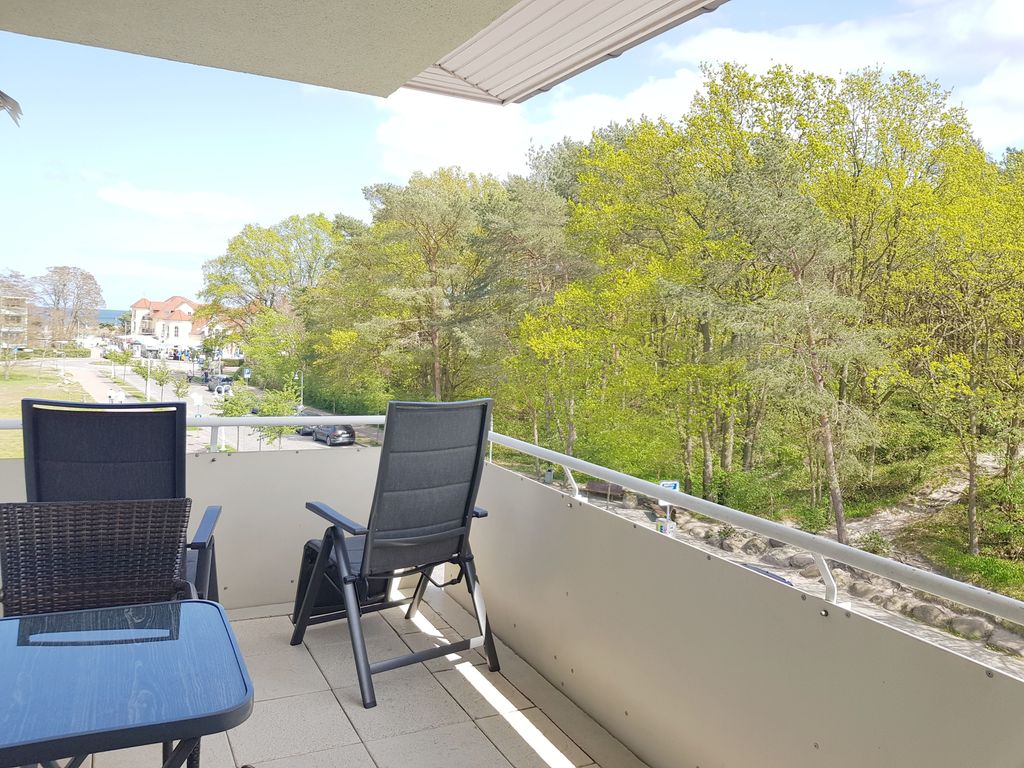 Freier Blick auf die Ostsee vom überdachten Balkon und vom Wohnzimmer