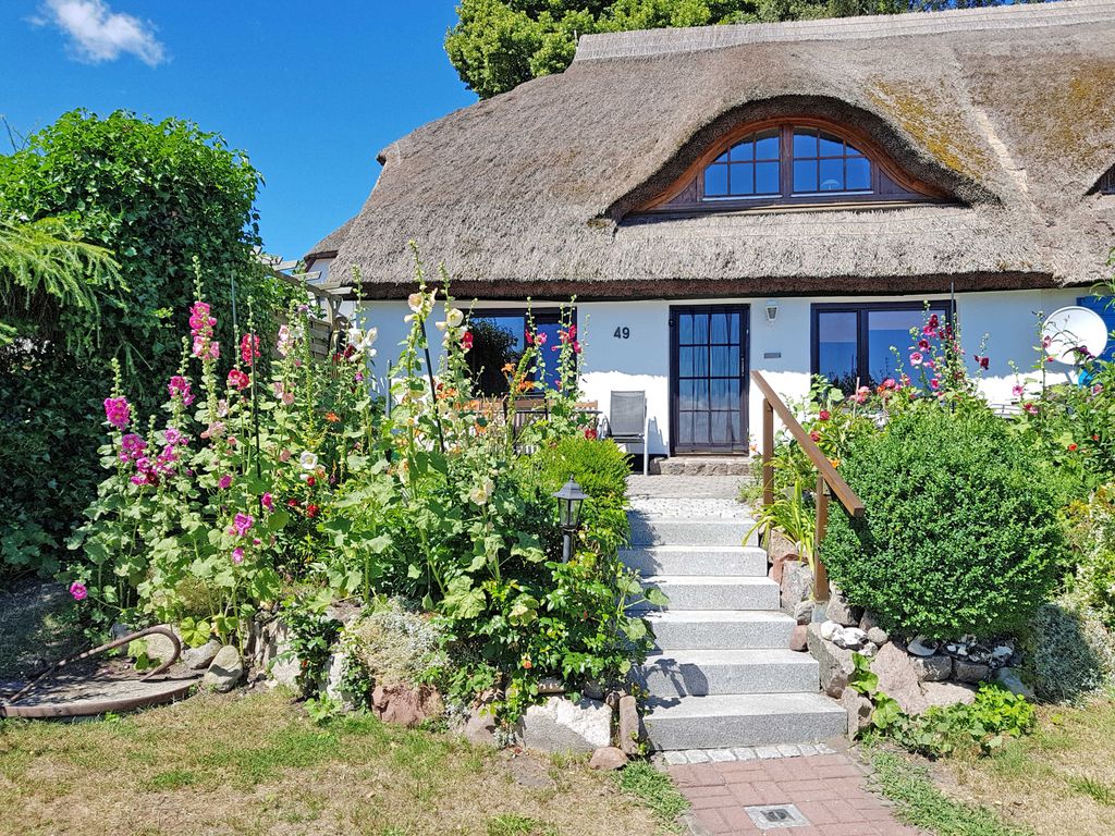 Ferienhaus mit Reetdach und Seeblick