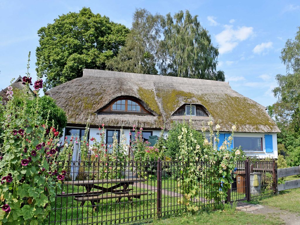 Ferienhaus mit Reetdach und Seeblick