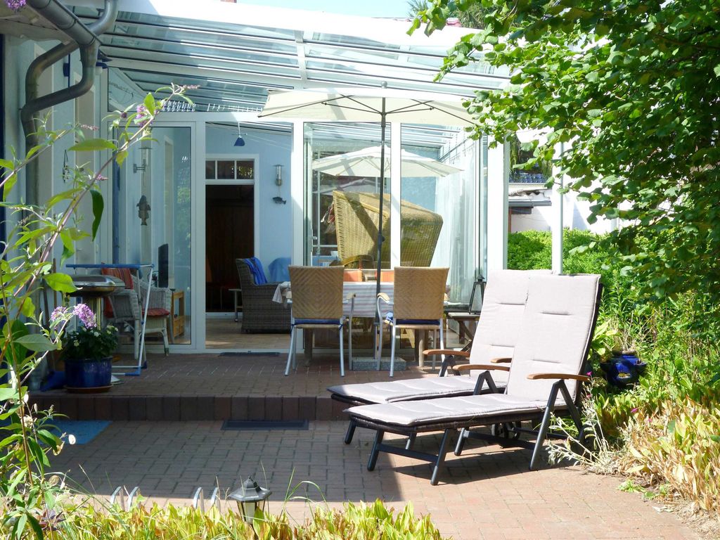 Überdachte Terrasse im Grünen und Liegen