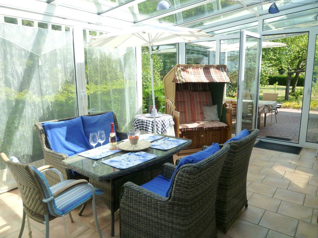 Großer Wintergarten mit Strandkorb inmitten einer idyllischen Umgebung auf 1300m² Grundstück