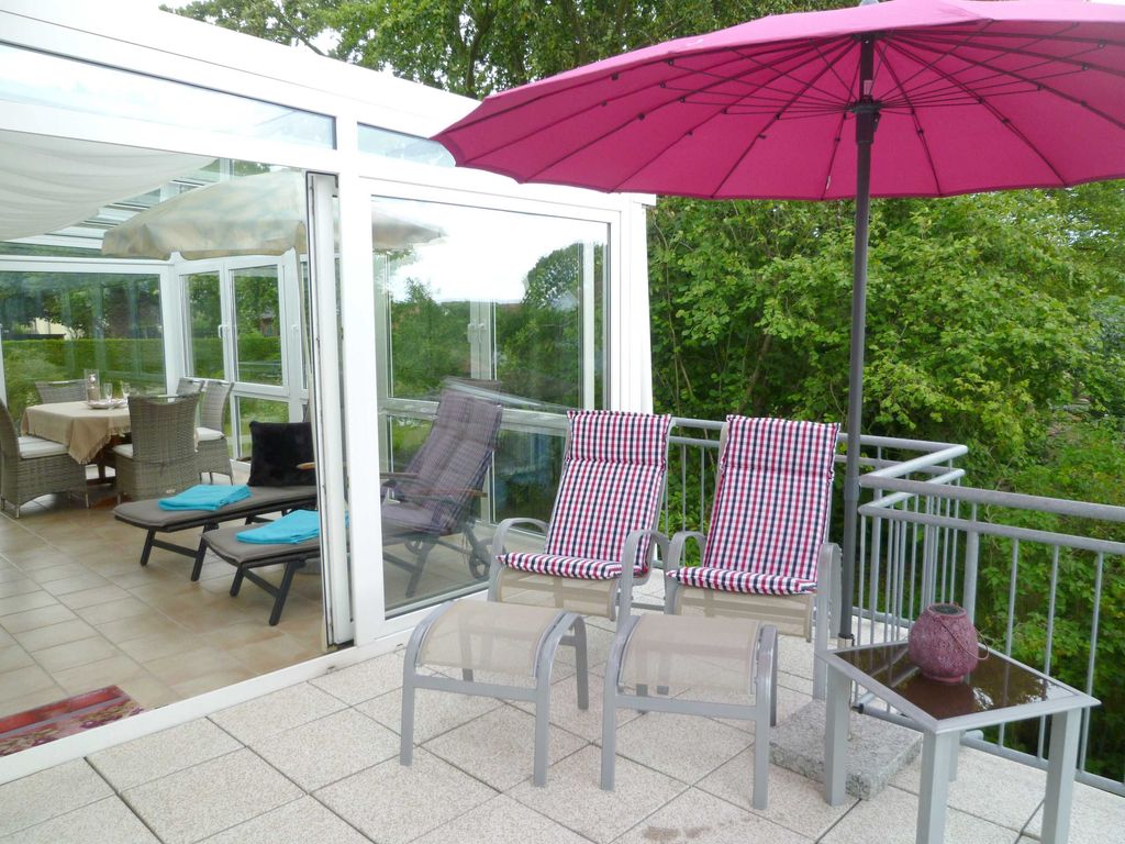 Riesiger Wintergarten mit Relaxliegen und traumhafter Terrasse mit bequemen Stühlen, nach Süden und Westen orientiert