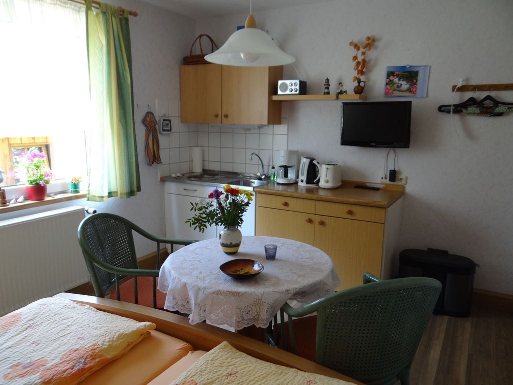 Wohnecke mit kleiner Pantryküche, Wasserkocher, Toaster 
Flachbild-TV