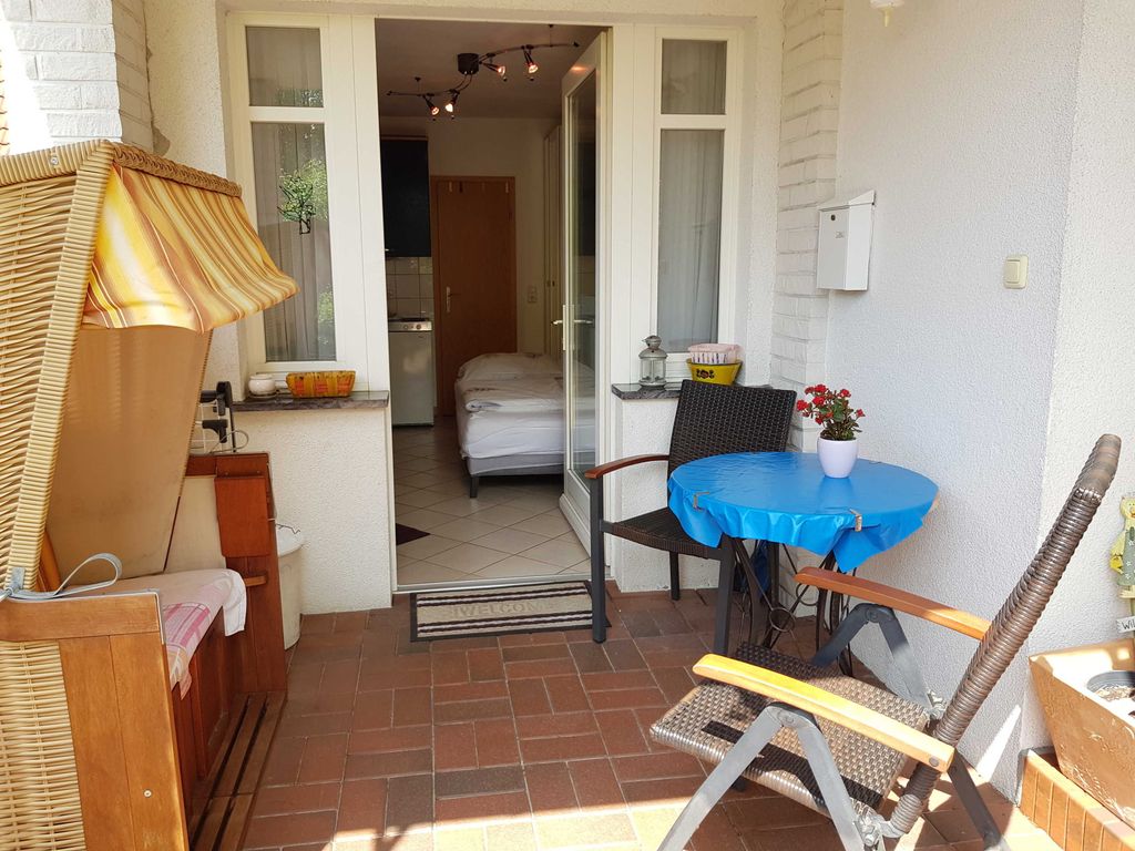 Überdachte Terrasse mit Strandkorb