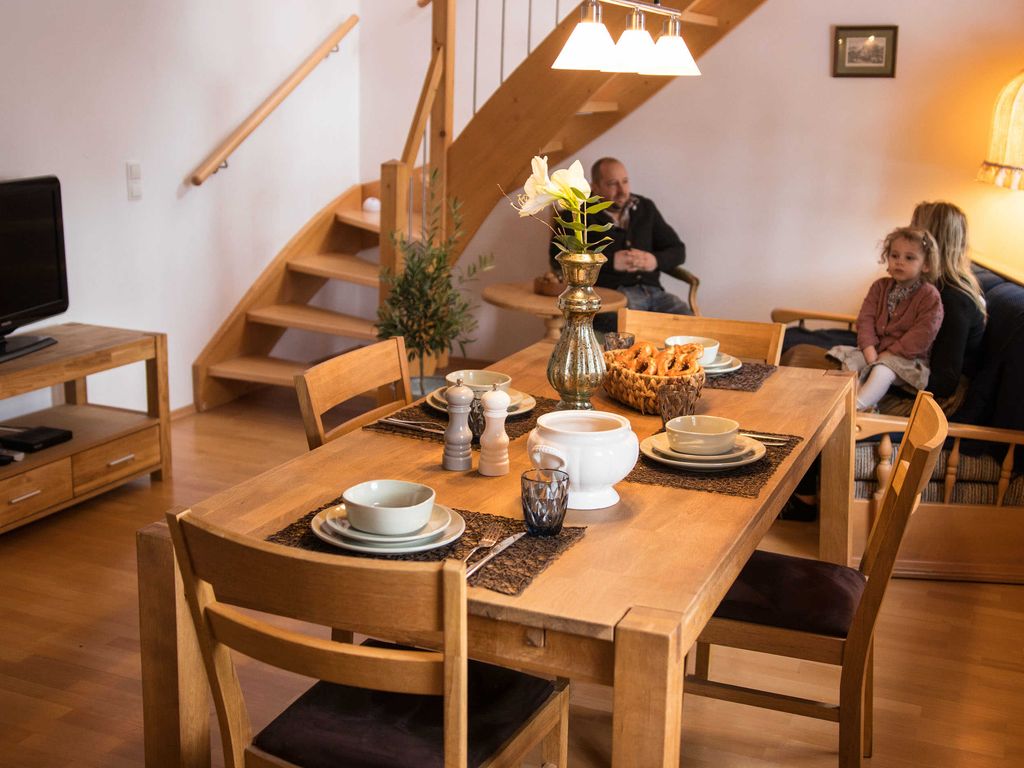 Der sehr schönen Wohn- Esszimmerbereich und einer gemütlichen Couch, die man in eine Schlafcouch umwandeln kann. Hier kann man natürlich an regnerischen Tagen auch den Fernseher mit Satelliten Empfang nutzen. Natürlich ist nicht zu vergessen, Free W-Lan ist vorhanden.