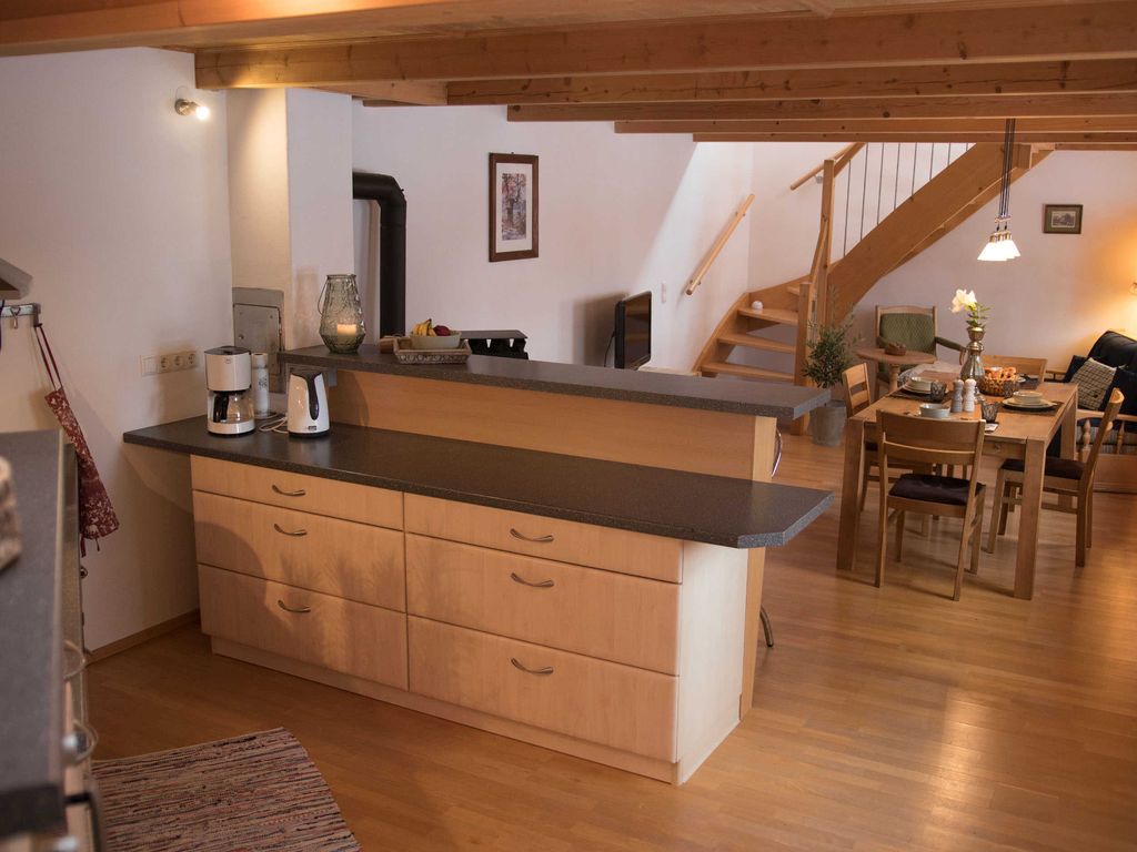Blick richtung Wohnbereich und Treppenaufgang zum Schlafzimmer mit begehbarem Kleiderschrank