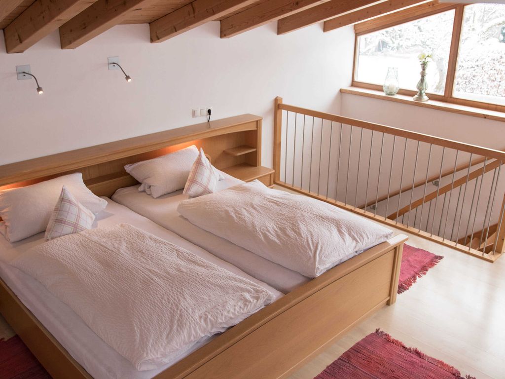 Das Schlafzimmer mit einem Doppelbett befindet sich Obergeschoss, hier kann man auch noch ein Zustellbett mit aufbauen. Im begehbaren Kleiderschrank finden Sie auch eine Gelegenheit Ihre Kleidung aufzubügeln.