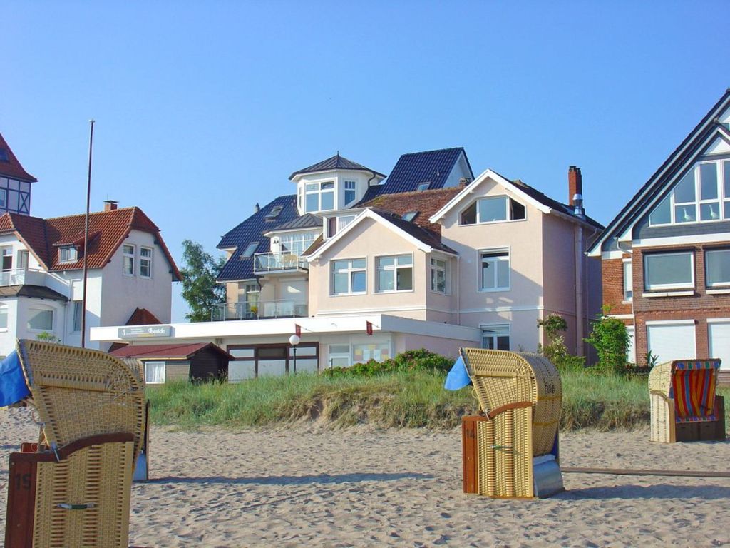 Strandhaus Brunhild und Studios 107 von der Strandseite: dichter geht s nicht...