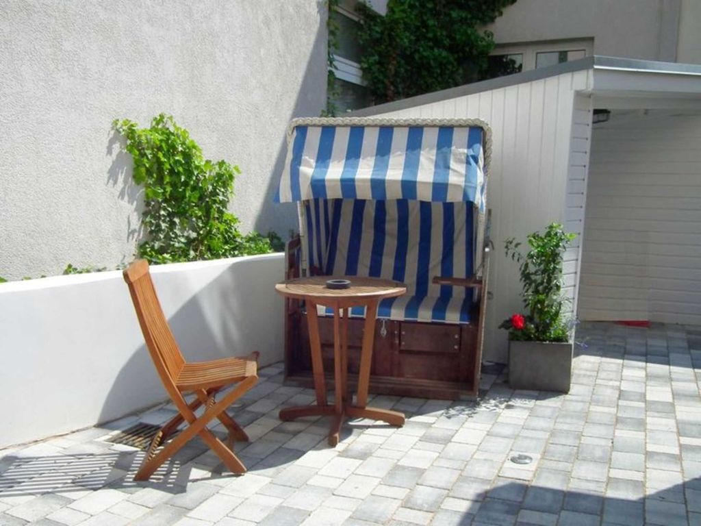 Kleine Sitzecke im Innenhof auf der Strandseite