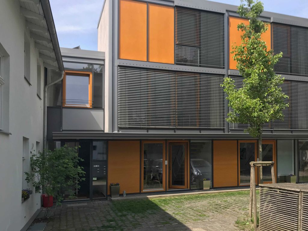 Innenhof mit Mini-Reihenhaus