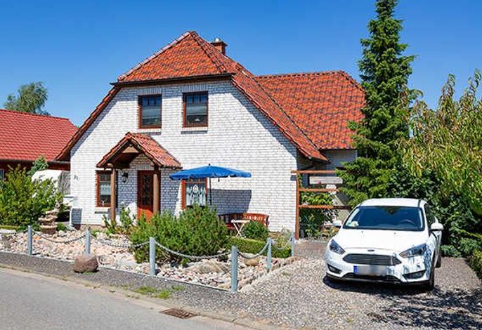 Außenansicht, Eingangstür & separater Parkplatz