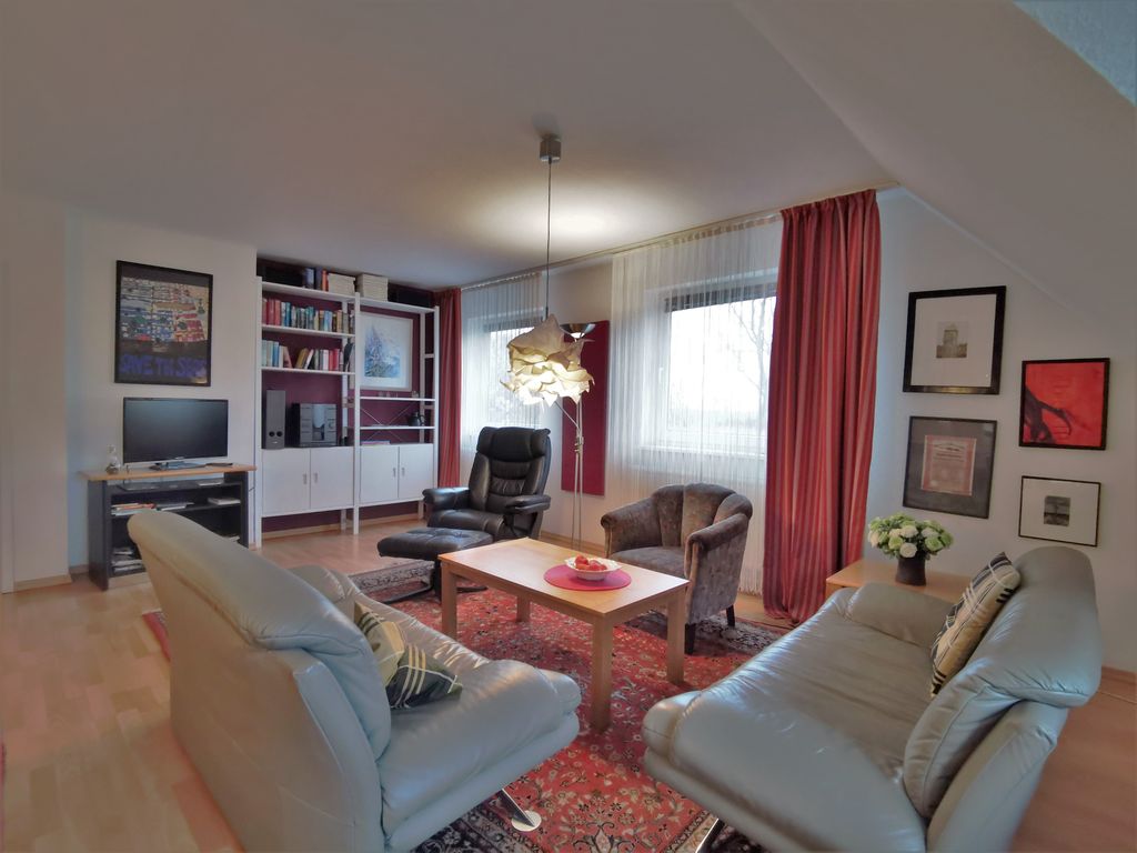 Sofa, Lesessel und TV