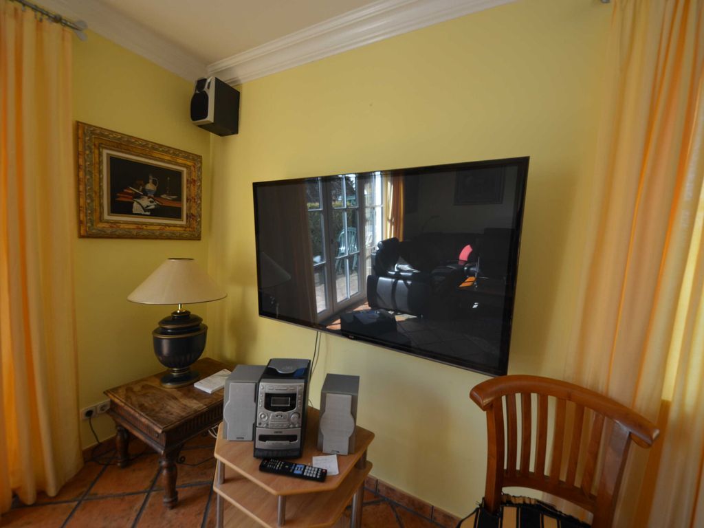 29c Seeadler Wohnzimmer mit 150cm Flachbildfernseher
