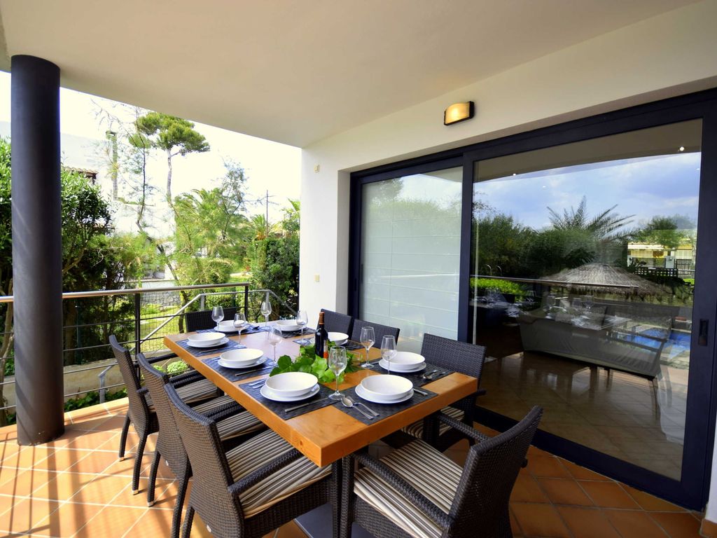 Überdachte Terrasse mit Großem Esstisch