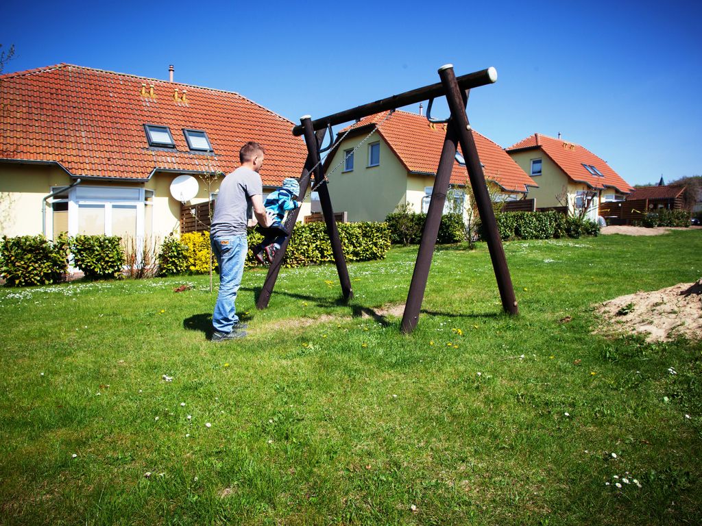 große Spielwiese hinter den Häusern