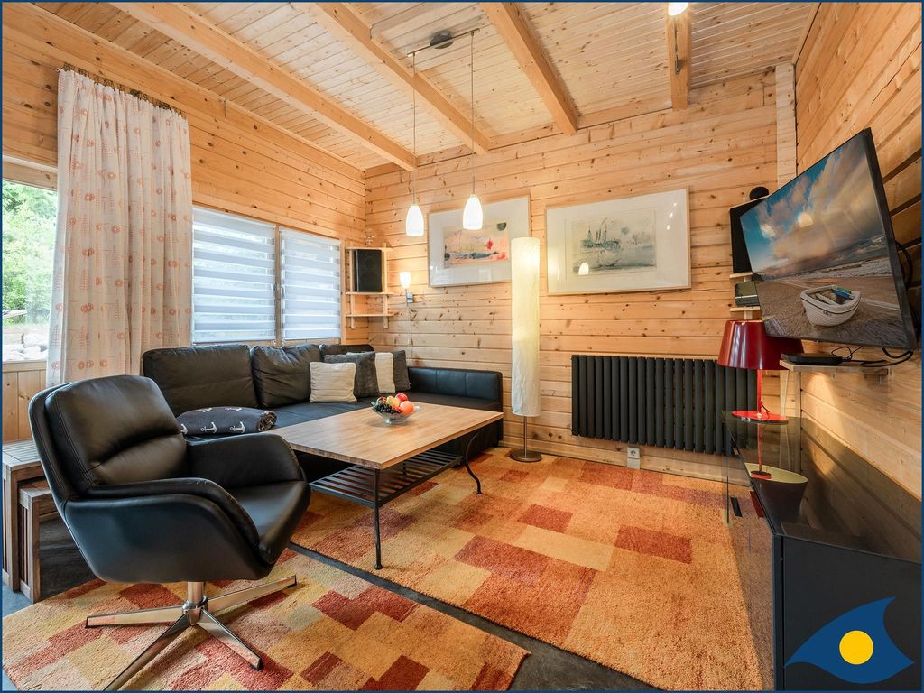 Wohnbereich mit offener Küche und Zugang zur Terrasse