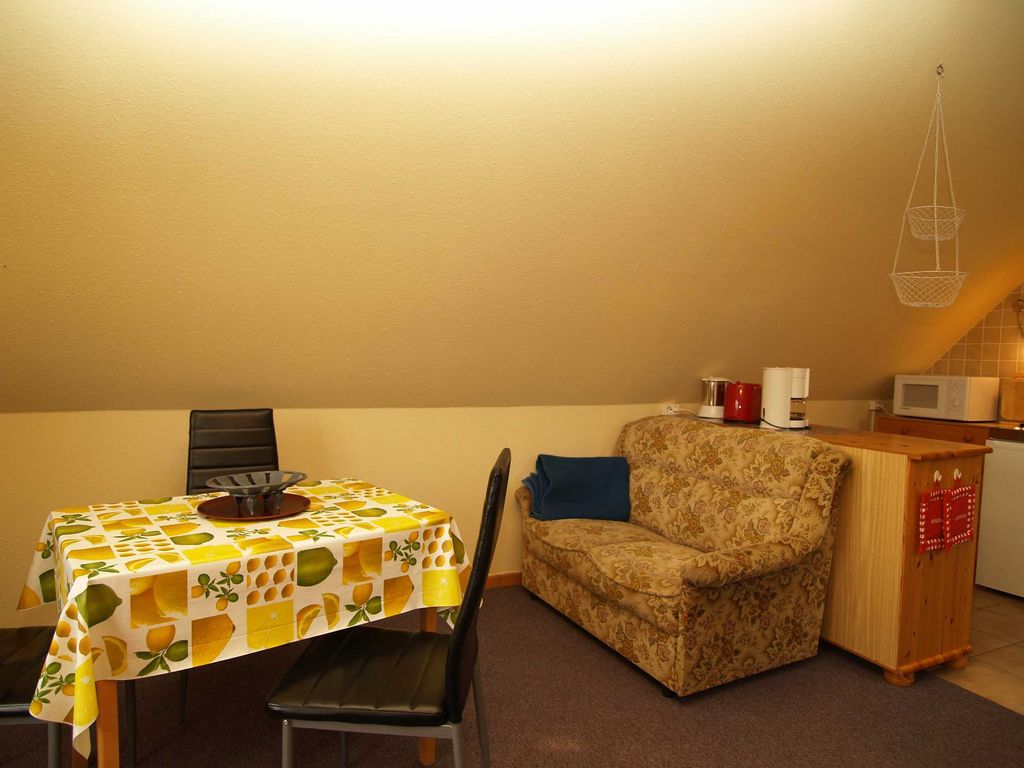 Das Wohnzimmer mit Sitzecke, Essecke und Küchenzeile