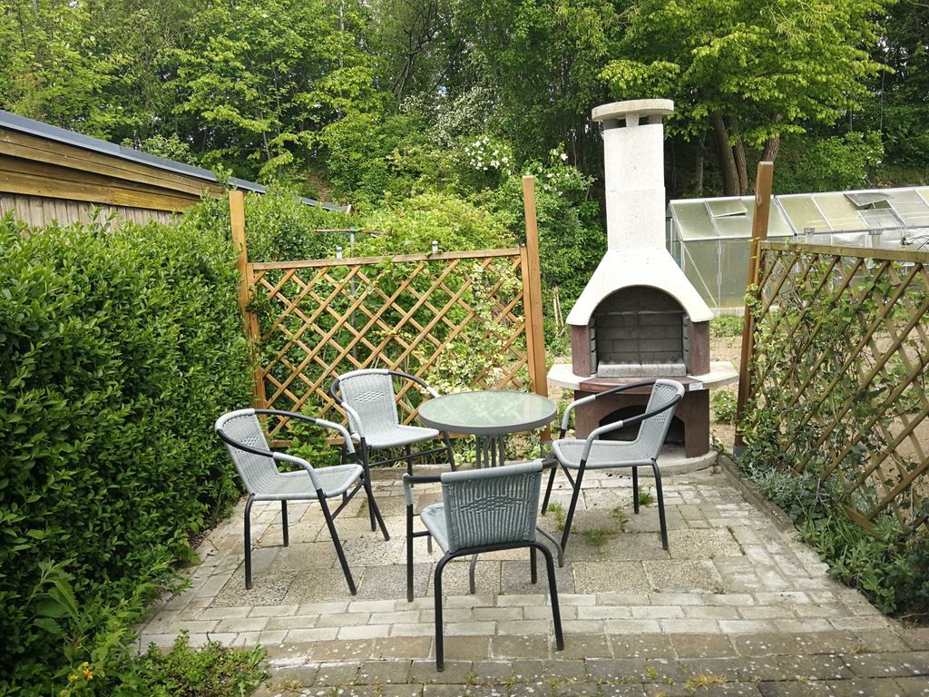 Terrasse mit Grill und Sitzbereich