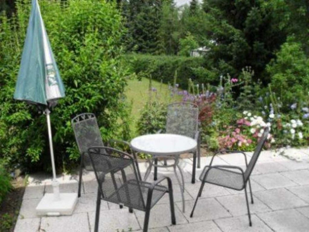 Terrasse mit Gartenmöbeln