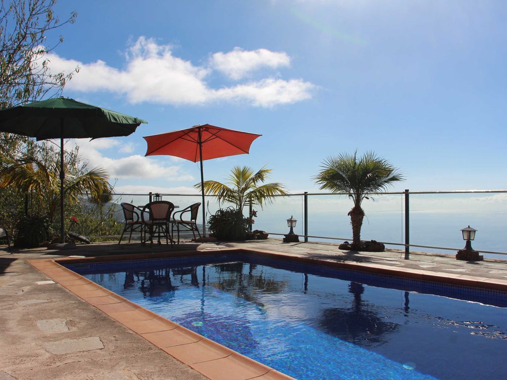 Pool, Panoramaverglasung zum Meer hin