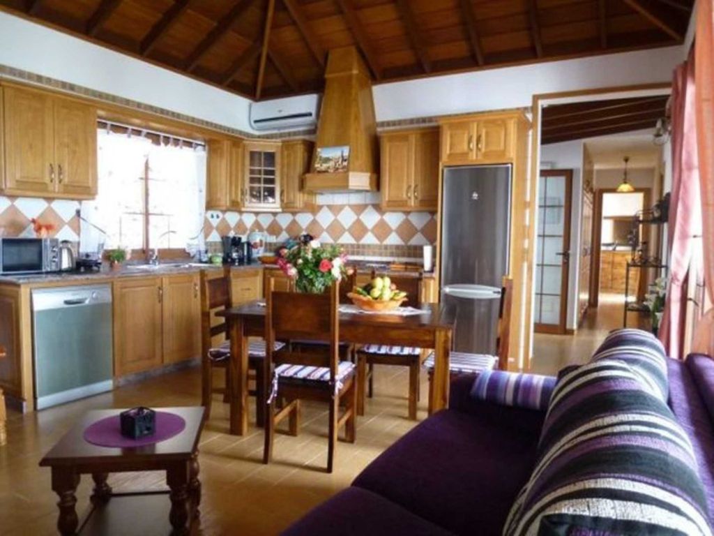 Wohnzimmer und offene Küche