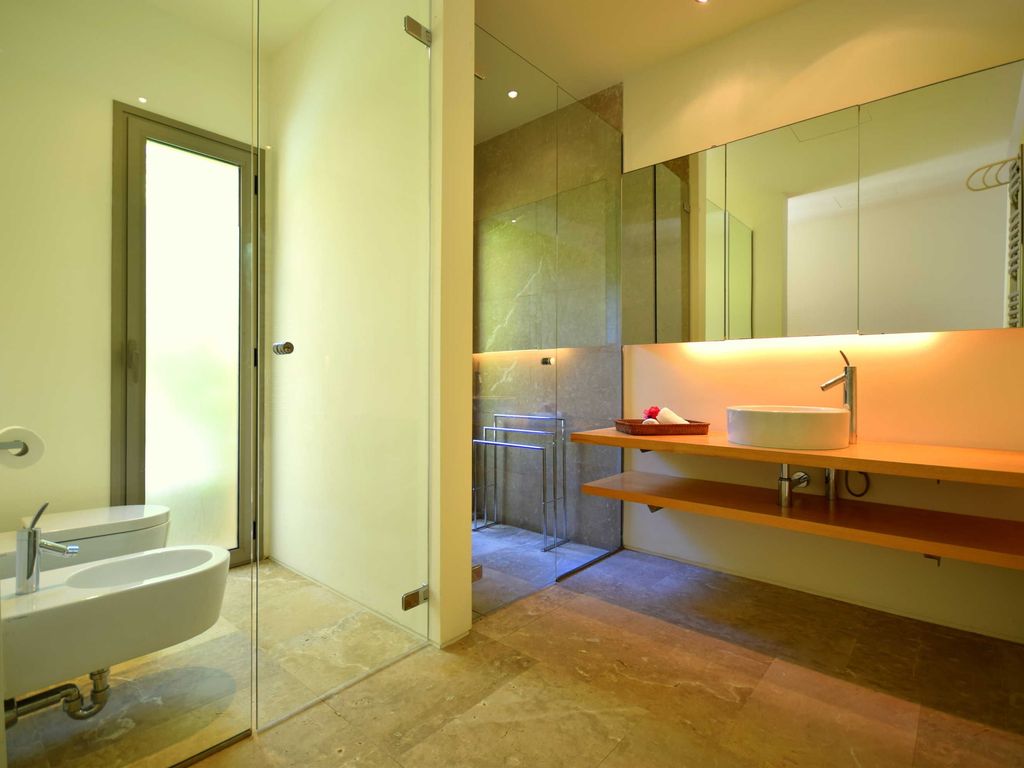 Badezimmer 4 mit Dusche, Bidet und WC