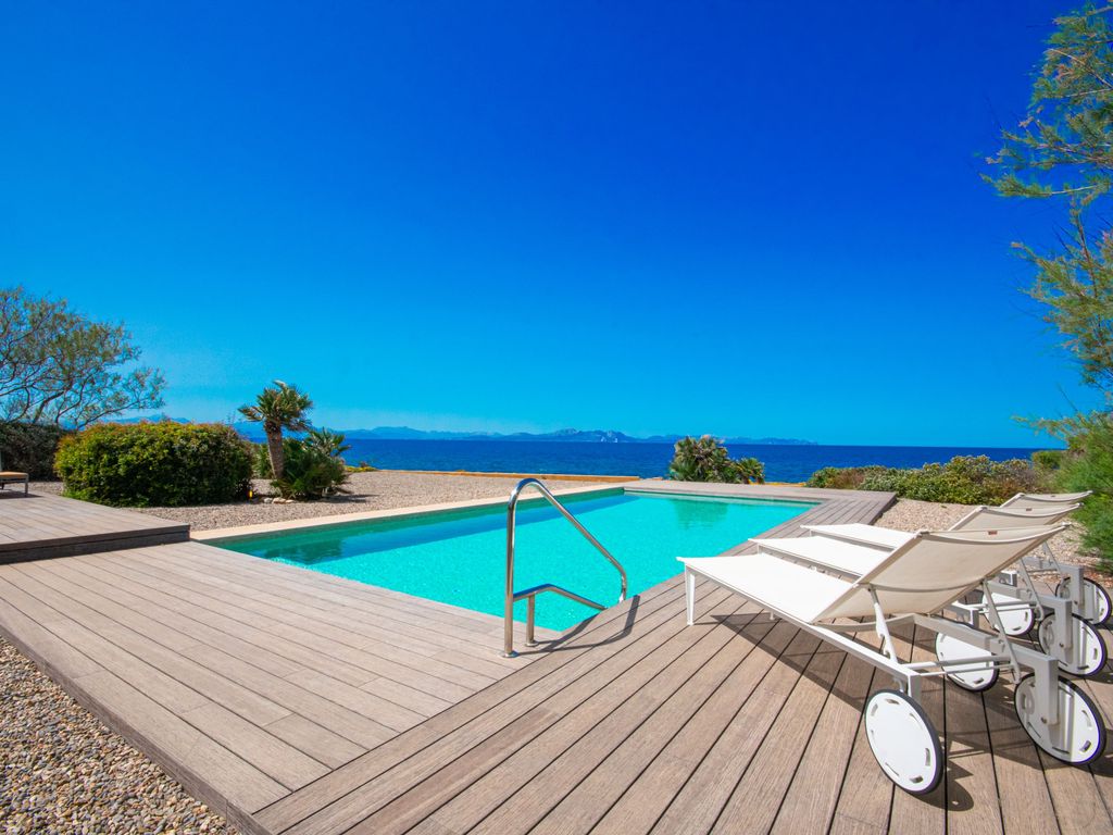 Pool und Meerblick