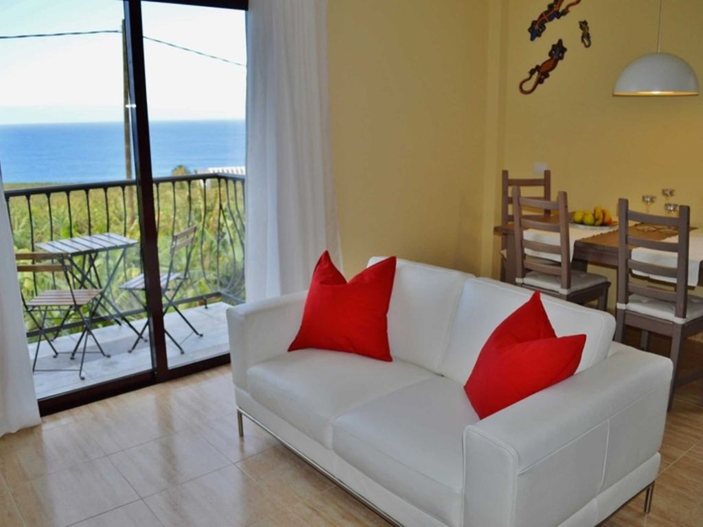Wohnzimmer mit Balkon und Meerblick