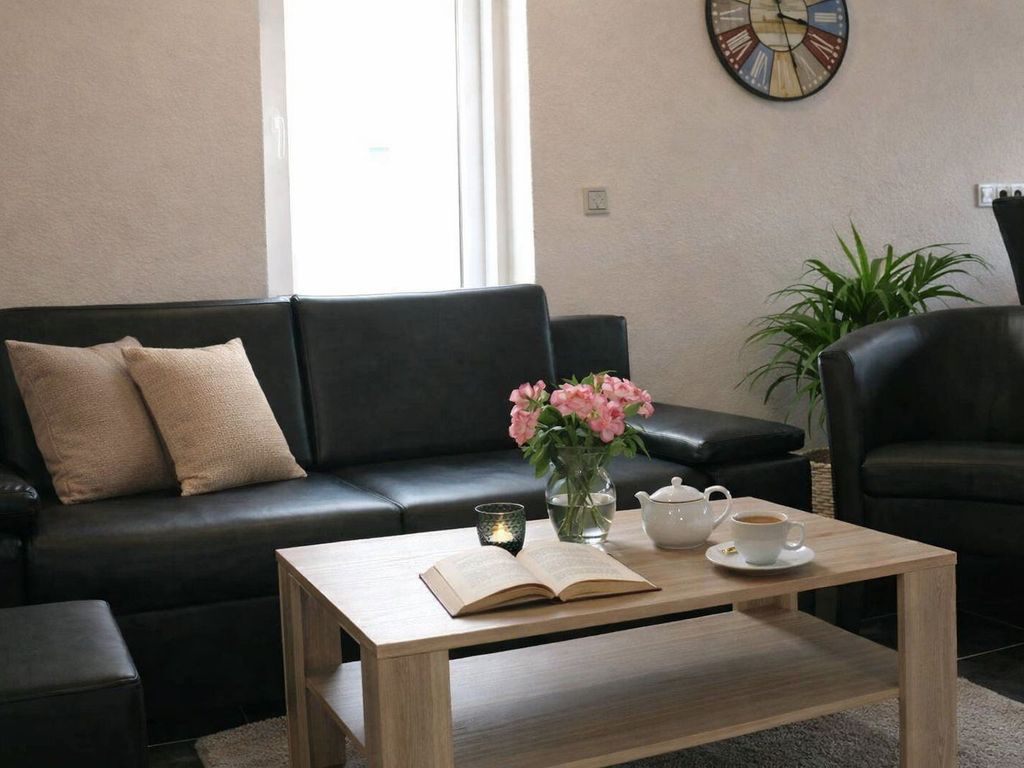 Wohnbereich mit Couch (KI optimiert)